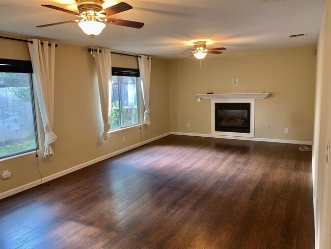 Building Photo - Beautifully Updated 4/2.5 near Woodward Park