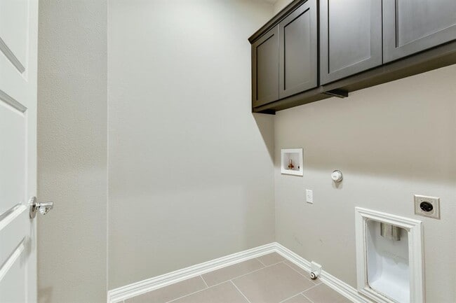 Building Photo - 13800 Lyndhurst St
