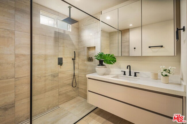 Building Photo - 8817 Ashcroft Ave