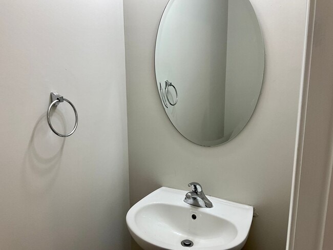 Building Photo - Townhome with 2 Bedrooms, 2.5 Baths