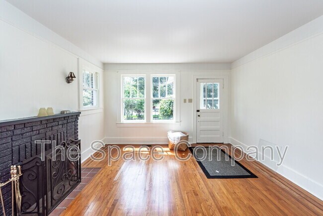 Building Photo - 25 8th Ave
