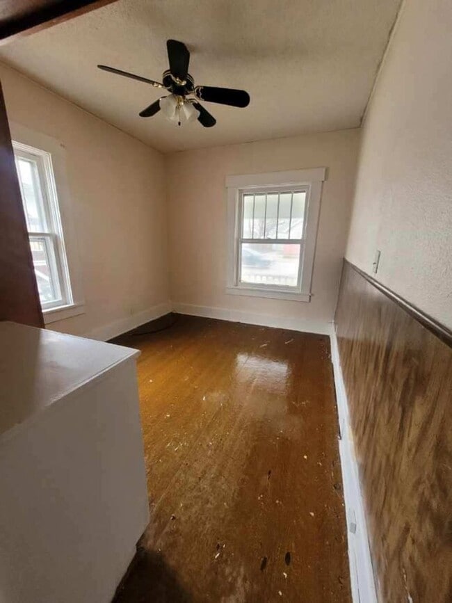 Building Photo - $825 - 3 bed 1 bath - Single Family Home