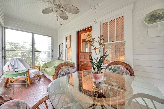 Building Photo - Gulfport Arts District Living — Furnished 3BR Bungalow with Large Yard and Easy Coastal Access |