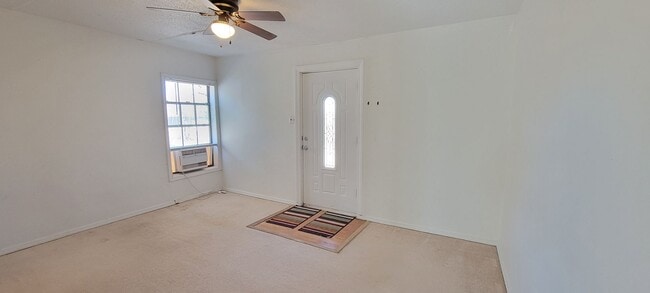 Building Photo - HOME LOCATED NEAR COLLEGE