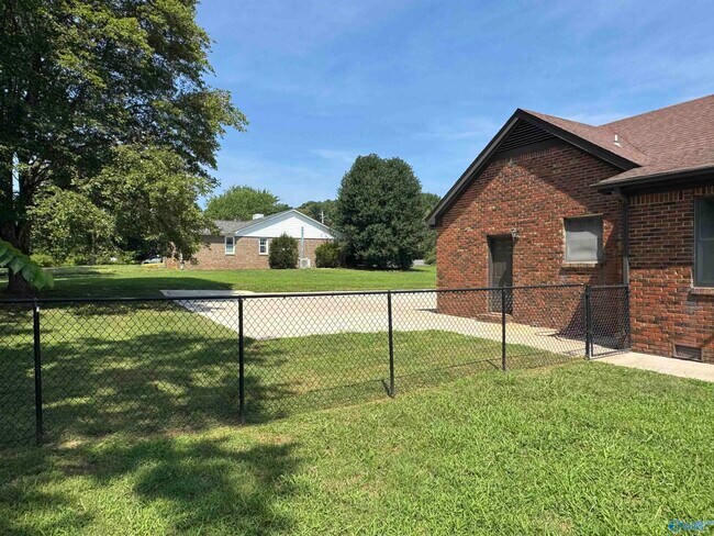 Building Photo - 120 Roy Dr