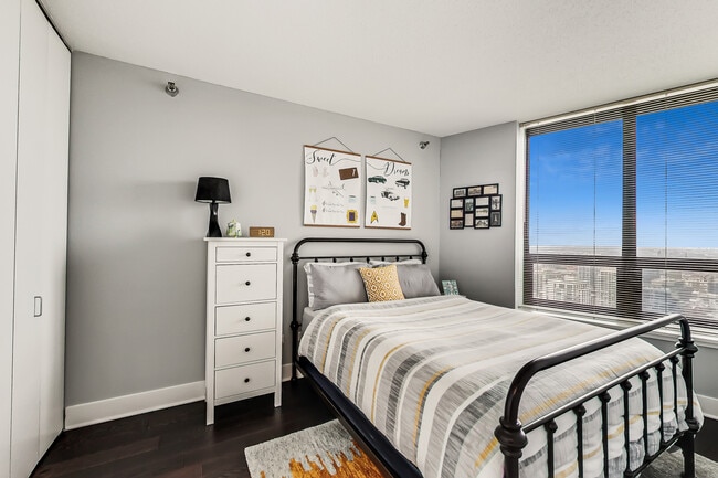 Building Photo - 400 N La Salle Dr