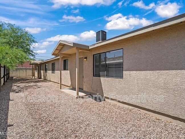 Building Photo - 1107 W Sonora St