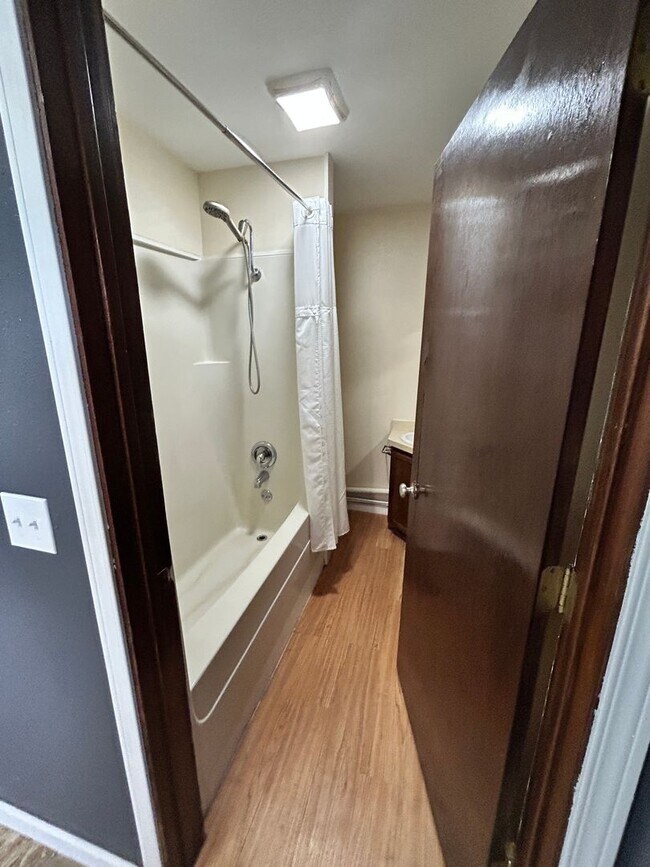 Building Photo - 529 W River Rd