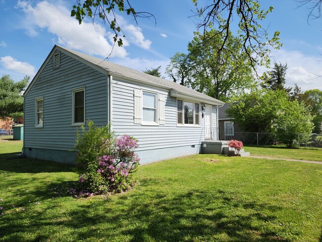 Building Photo - Updated 2 Bedroom, 1 bath with Large Backy...