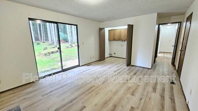 Building Photo - 5401 Pineridge Dr NE