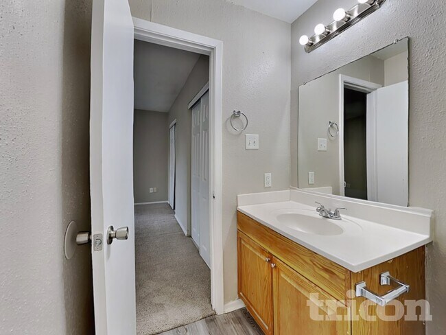 Building Photo - 4601 Greenwood Dr