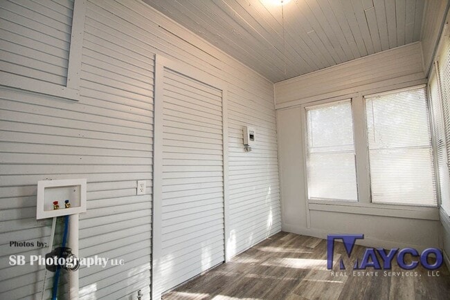 Building Photo - 3 bedroom 2 bath in Highland!