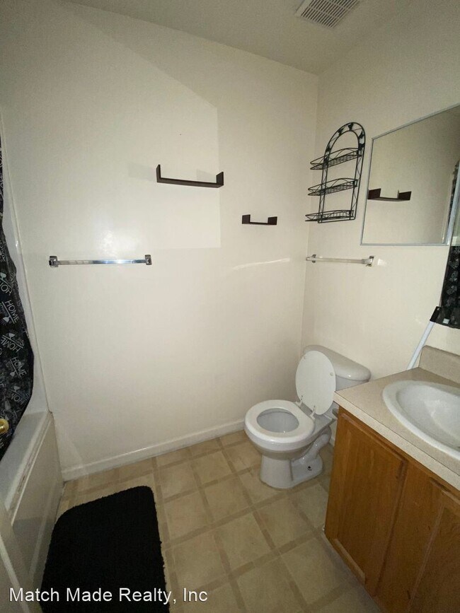 Building Photo - 4 br, 2 bath House - 1217 Clock St.