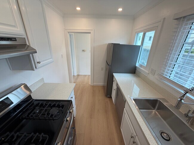 Kitchen (Upstairs) - 1754 N Alexandria Ave