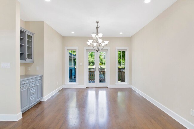 Building Photo - Sprawling Pensacola home close to NAS Pens...