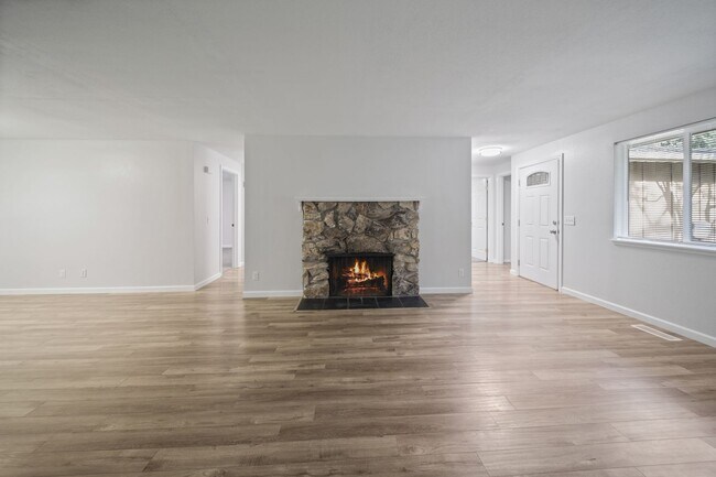 Building Photo - Classic rambler has 3 bedrooms, 1.75 baths, North Thurston School District