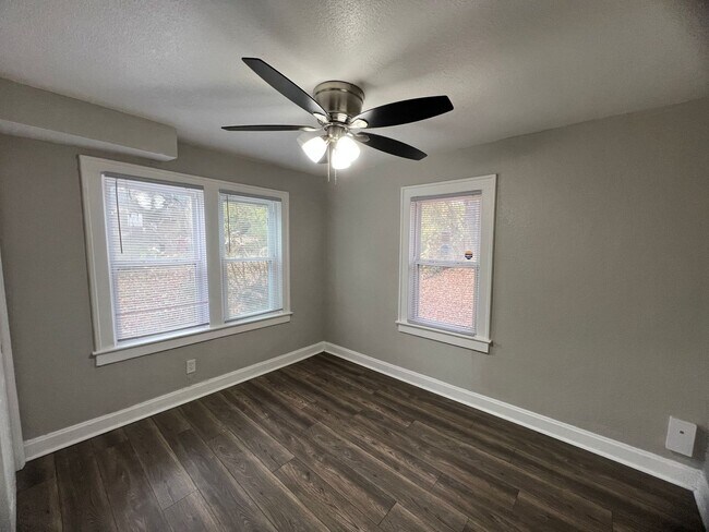 Building Photo - Modern Comfort Meets Convenience in This 4...