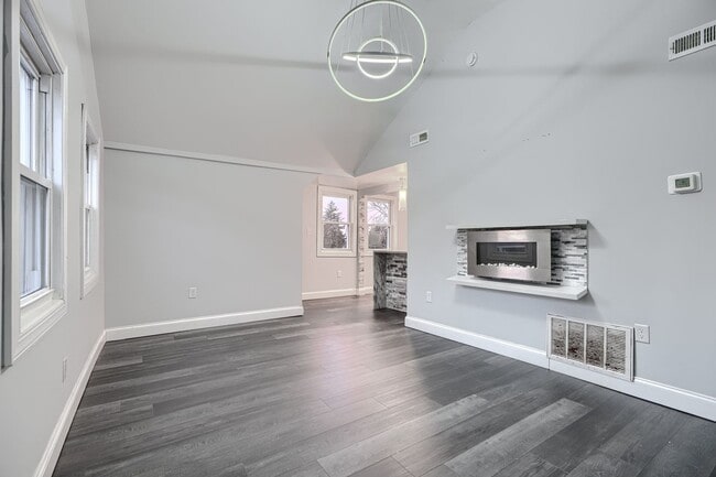 Building Photo - 4012 Fernhill Ave