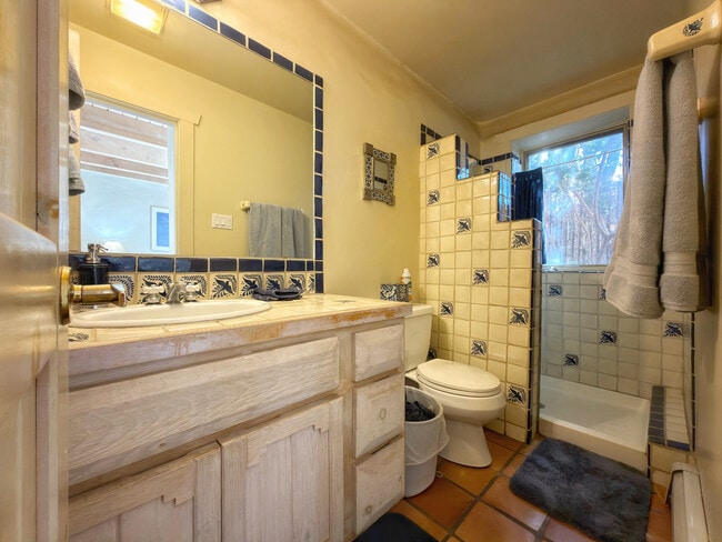 Building Photo - 624 Galisteo St