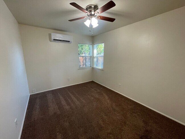 Building Photo - Cozy 2 BR 1 BA Home in Midtown!