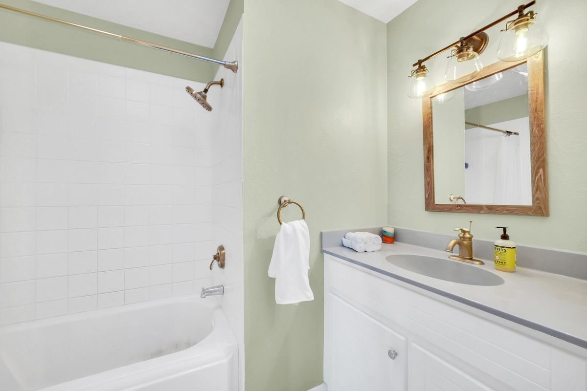 Building Photo - 5 SE Ocale Way