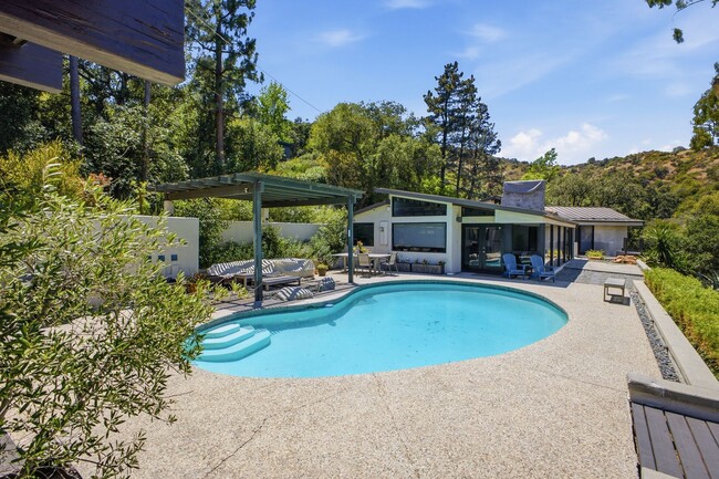 Building Photo - 1255 Rancheros Rd