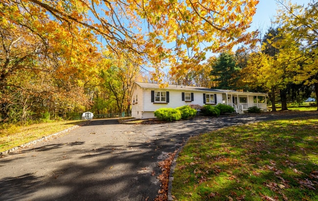 Building Photo - Renovated 4BR Ranch on Private 1.57 Acres
