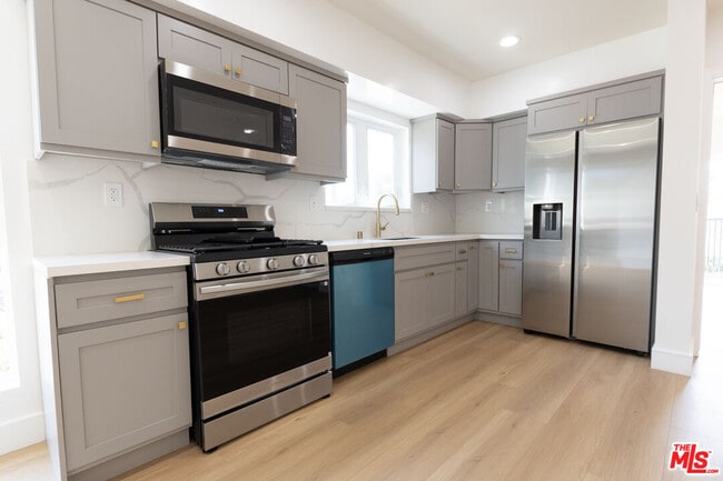 Building Photo - 2057 1/2 S Garth Ave