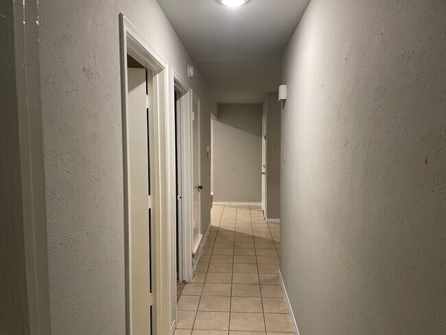 Building Photo - 930-932 Lindy Court