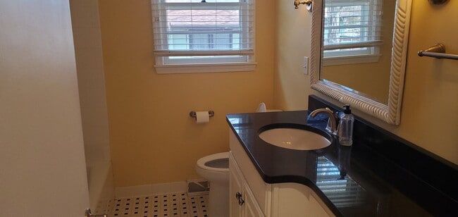 Building Photo - 4 bd, 2 ba, old SW Columbia, corner lot, great shape, fenced, hardwoods, W/D