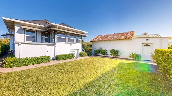 Building Photo - Charming 2 bedroom 1.5 bath plus office ho...
