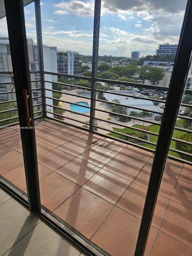 Building Photo - 20500 W Country Club Dr
