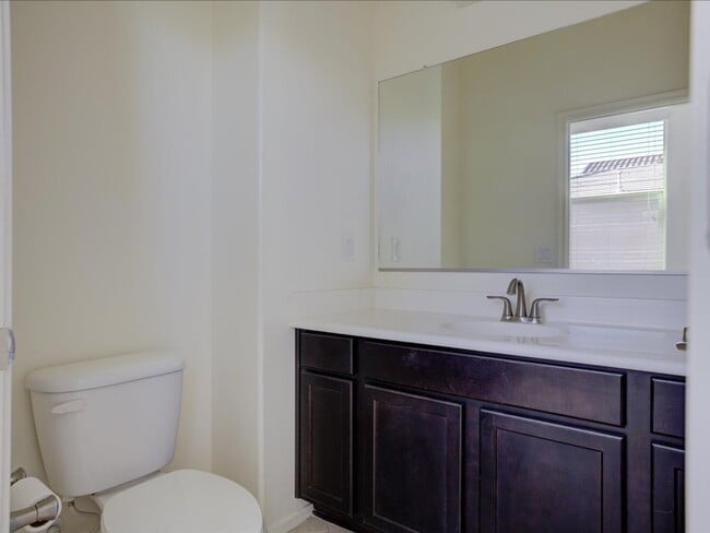 Building Photo - 3 Bedroom 2 1/2 Bathroom