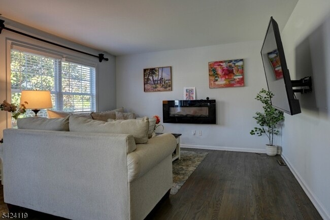 Building Photo - 31 Ashwood Ave