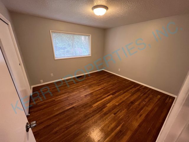 Building Photo - Charming Portland Retreat: 3-Bed, 2-Bath Home with Hardwood Floors & Cozy Fireplace!