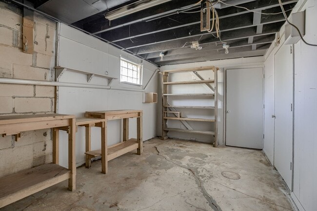 Building Photo - Charming 3-Bedroom Omaha Home with Finishe...