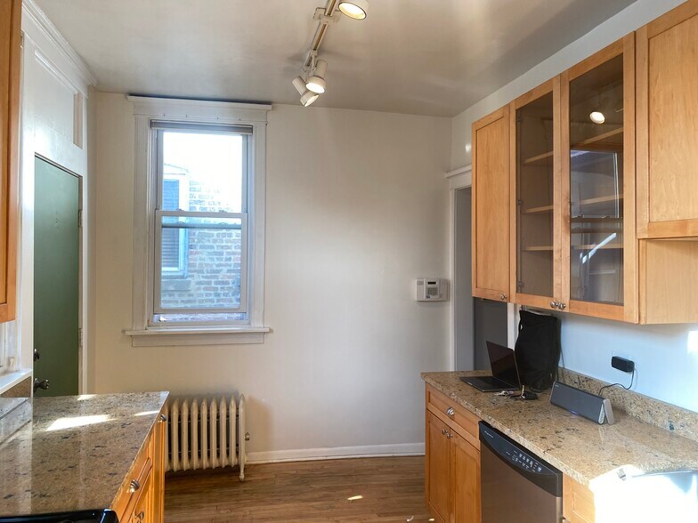 Building Photo - 3654 N Janssen Ave