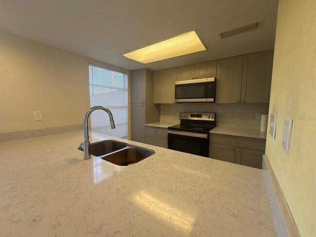 Building Photo - 4033 Henley Rd