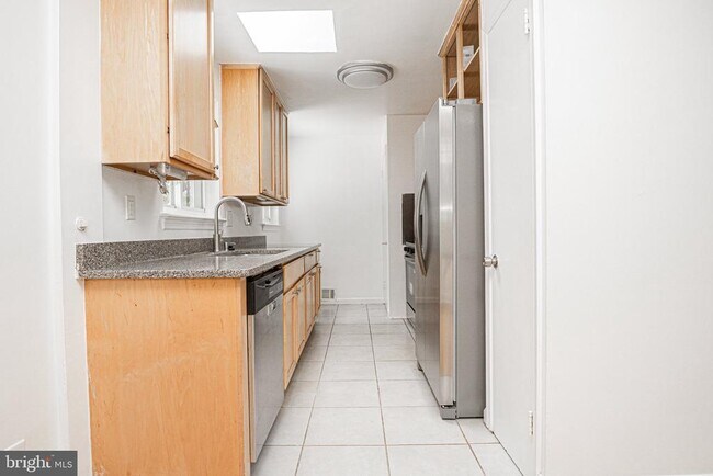 Building Photo - 3242 Holly Hill Dr