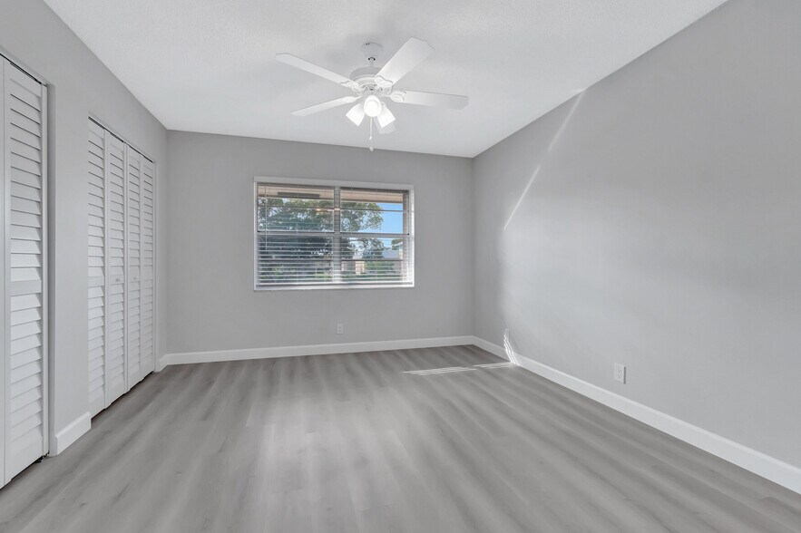 Bedroom & closet - 1271 NW 13th St