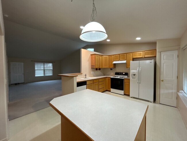 Building Photo - 3 Bedroom / 2 Bathroom Home in NE Madras - PENDING APPLICATION