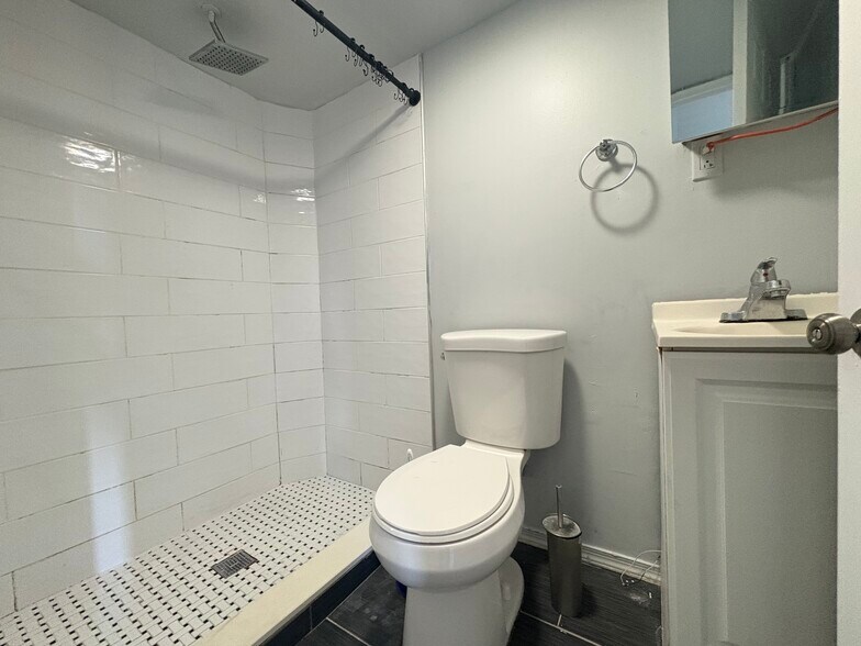 Building Photo - 579 Liberty Ave