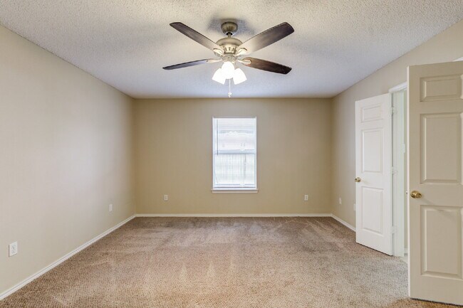 Building Photo - Conveniently located 2/2/2 with basement!!