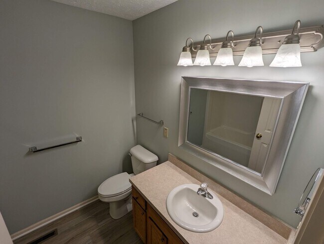 Building Photo - Spacious 3-Bedroom Ranch with Private Mast...