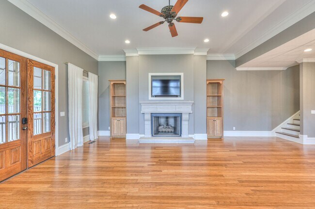 Building Photo - Stunning Executive Townhome in the Heart o...