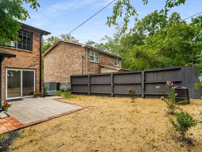 Building Photo - Awesome 2BE/1.5BA duplex in fantastic location in Nashville!