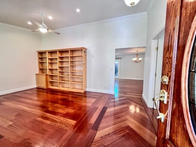 Building Photo - Gorgeous 3Bd/2BA + Den/Office or 4th Bedro...