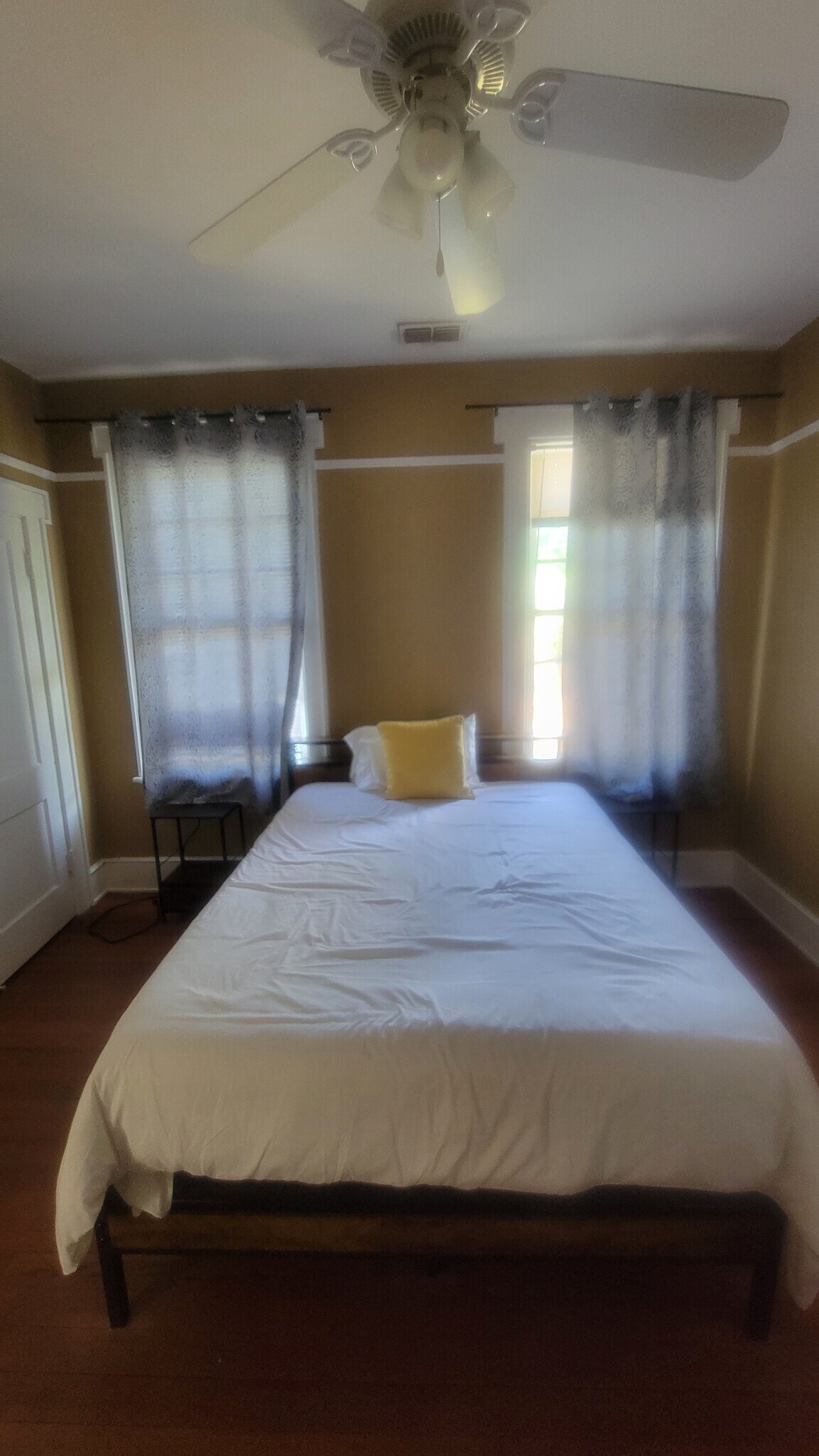 Building Photo - 146 W 6th St