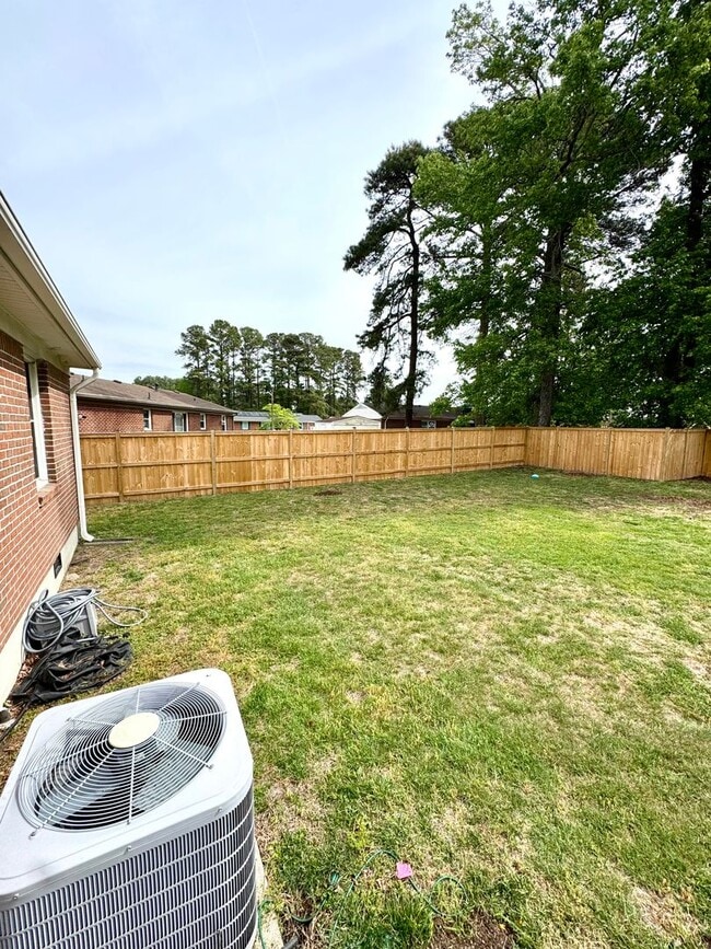Building Photo - 4 bed 2 Bath Home for Rent in Portsmouth!