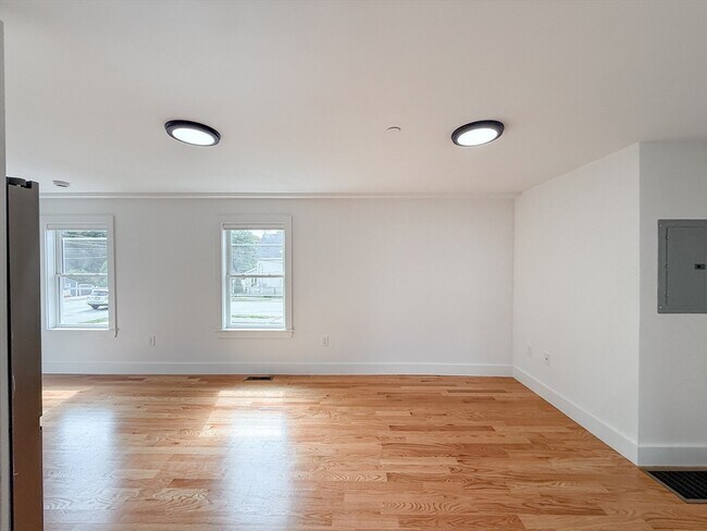 Building Photo - 232 Lynnfield St